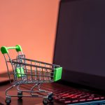 fachada de supermercado moderna com iluminação LED, painéis interativos e design minimalista