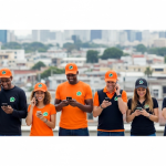 Pessoas mexendo no celular