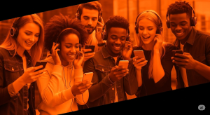 Pessoas ouvindo e vendo algo nos celulares