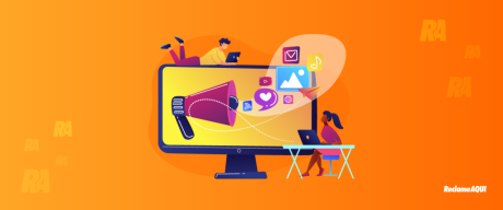 Ilustração de um computador exibindo um megafone e ícones de mídia e redes sociais, representando divulgação e marketing digital.