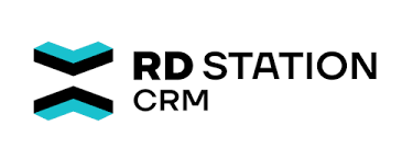 Logotipo com símbolo geométrico em preto e azul-esverdeado à esquerda e o texto “RD STATION CRM” em letras pretas à direita, sobre fundo claro.