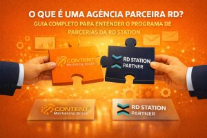 Imagem com o texto “O que é uma agência parceira RD?”. Duas mãos aproximam peças de quebra-cabeça com os logos da Content Marketing Brasil e RD Station Partner, simbolizando parceria.