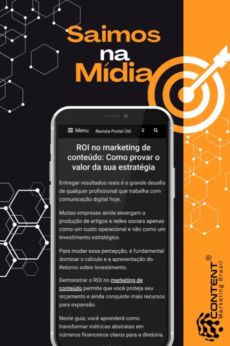 Fundo dividido entre preto e laranja com elementos gráficos de tecnologia e alvo. No topo, o texto “Saímos na Mídia”. Ao centro, um smartphone exibindo um artigo sobre ROI no marketing de conteúdo. Na lateral inferior, aparece o logotipo da Content Marketing Brasil.