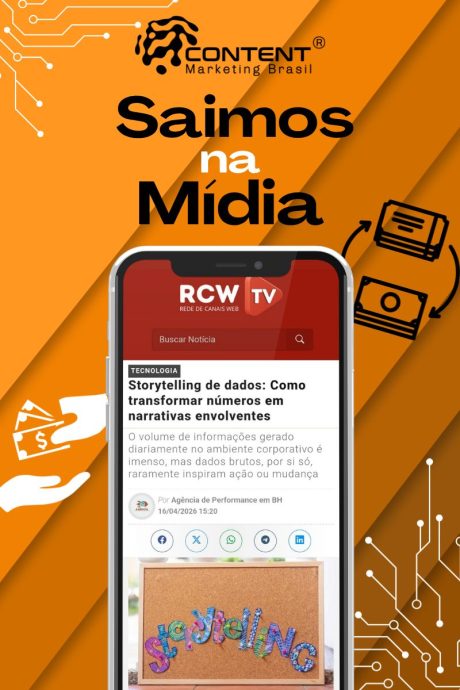 Fundo laranja com elementos gráficos e o texto “Saímos na Mídia”, junto ao logo da Content Marketing Brasil. Ao centro, um smartphone exibindo uma matéria sobre storytelling de dados em um portal de notícias.