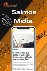 Arte da Content Marketing Brasil com fundo preto e laranja. No centro, o texto “Saímos na Mídia” e a imagem de um celular exibindo uma matéria sobre 5 erros de SEO que derrubam o tráfego do blog.