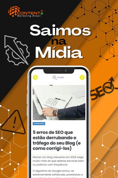 Arte da Content Marketing Brasil com fundo preto e laranja. No centro, o texto “Saímos na Mídia” e a imagem de um celular exibindo uma matéria sobre 5 erros de SEO que derrubam o tráfego do blog.