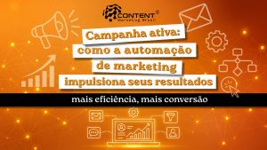 Arte em fundo laranja com elementos de marketing, como megafone, gráfico, engrenagens, e-mail e automação. No centro, aparece o texto “Campanha ativa: como a automação de marketing impulsiona seus resultados”. Na parte inferior, há uma faixa preta com a frase “mais eficiência, mais conversão” e um ícone de notebook com gráficos.