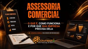 Arte em fundo preto com destaque para o título "Assessoria Comercial" em laranja. A imagem mostra uma prancheta com plano comercial, um documento de proposta e um notebook exibindo gráficos e indicadores de vendas, representando estratégia e crescimento empresarial.
