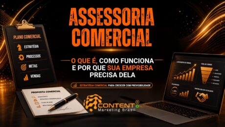 Arte em fundo preto com destaque para o título "Assessoria Comercial" em laranja. A imagem mostra uma prancheta com plano comercial, um documento de proposta e um notebook exibindo gráficos e indicadores de vendas, representando estratégia e crescimento empresarial.
