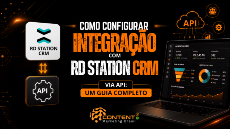 Banner em fundo preto e laranja com o título “Como configurar integração com RD Station CRM via API: um guia completo”. À esquerda, aparece o logotipo do RD Station CRM conectado por setas a um ícone de engrenagem com a sigla “API”. À direita, um notebook mostra um painel de CRM com métricas de alcance, receita, conversões, funil de vendas, origem dos contatos e evolução de indicadores. O logotipo da Content Marketing Brasil está na parte inferior.