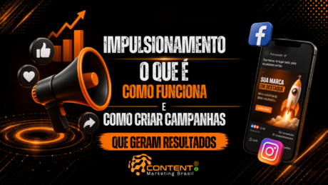 Banner em fundo preto e laranja com o texto “Impulsionamento: o que é, como funciona e como criar campanhas que geram resultados”. À esquerda, há um megafone, ícones de curtida, coração e compartilhamento, além de um gráfico em crescimento. À direita, um celular exibe uma publicação patrocinada com foguete, acompanhado dos ícones do Facebook e Instagram. O logotipo da Content Marketing Brasil aparece na parte inferior.
